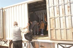 اسرة سورية هربت من جحيم الداخل في حاوية على شاحنة