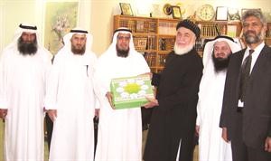 الشيخ طارق العيسى يهدي مستشار الرئيس الافغاني مكتبة طالب العلم
