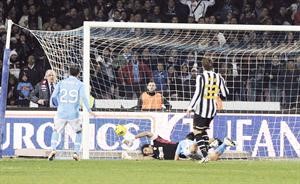 لاعب نابولي بانديف يتابع الكرة داخل شباك حارس مرمى يوفنتوس بوفون﻿