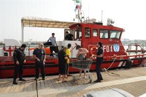 رجال مركز الانقاذ البحري بعد تعاملهم مع حادثة غرق اليخت