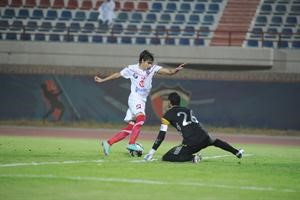 البرازيلي روجيريو يمر من حارس النصر احمد عادي ويسجل الهدف الثالث للكويت 	هاني الشمري﻿