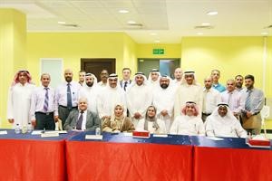 طارق الشراح وطارق الفرحان يتوسطان المشاركين بالورشة﻿