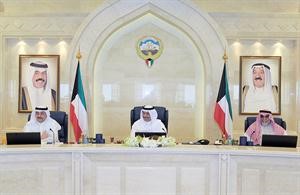 سمو الشيخ جابر المبارك مترئسا جلسة الوزراء امس وبجانبه الشيخ احمد الحمود والشيخ احمد الخالد