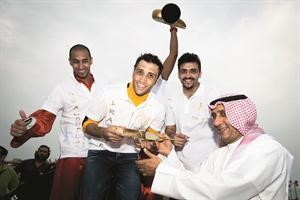 رئيس الهيئة فيصل الجزاف يسلم الفائز بالمركز الاول جائزته﻿