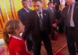 بالفيديو… الرئيس المصري يوقف مؤتمرا من أجل طفلة نادته "ياعمو مرسي"