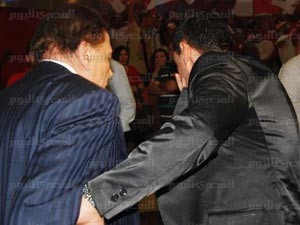 في حادثة اثارت الدهشة.. عادل إمام يصفع رامز جلال على وجهه في العرض الخاص لـ«برتيتا»