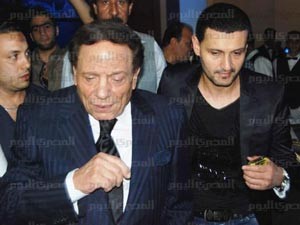 في حادثة اثارت الدهشة.. عادل إمام يصفع رامز جلال على وجهه في العرض الخاص لـ«برتيتا»