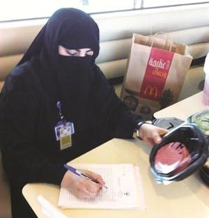 مفتشة تحرر مخالفة بعد رصد التجاوزات﻿