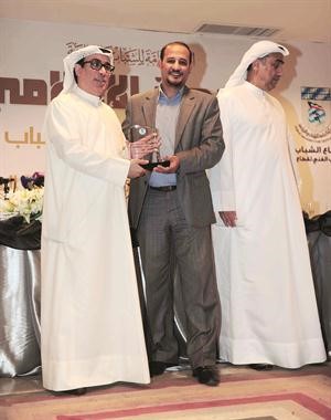  وعبدالله عبدالرسول يسلم الزميل عبدالحميد الخطيب تكريم الانباء﻿