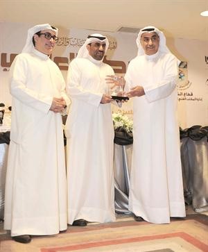 جاسم يعقوب مكرما رئيس المركز الاعلامي الزميل مفرح الشمري﻿