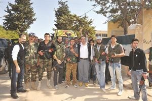 الزميلان اسامة دياب ومتين غوزال في لقطة تذكارية مع عدد من جنود الجيش السوري الحر