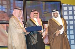 الامير وليد بن طلال مكرما احد المشاركين بحضور الامير تركي بن طلال﻿