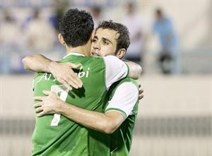الاردني احمد هايل يشكر فهد الرشيدي بعد اعطائه تمريرة على طبق من ذهب سجل من خلالها الهدف الرابع للعربي	الازرقكوم﻿