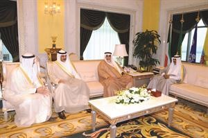 سمو ولي العهد الشيخ نواف الاحمد خلال لقائهالشيخ احمد الخالد والشيخ صباح الخالد والشيخ محمد العبدالله﻿