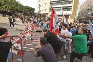 جماهير 14 اذارية تحاول اقتحام الحواجز الامنية للسراي﻿