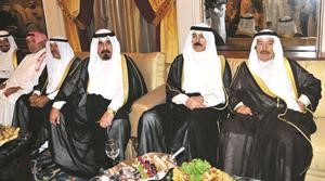 الشيخ محمد الخالد متوسطا الشيخ احمد الخليفة والشيخ دسالم الجابر