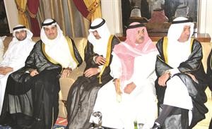 الزميل الشيخ صباح المحمد والشيخ مشعل جابر العبدالله مع عدد من ابناء الاسرة