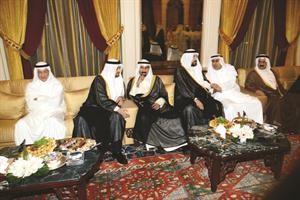 الشيخ علي الجابر متوسطا الشيخ علي اليوسف والشيخ علي السالم والشيخ عبدالله سالم العلي والشيخ ناصر صباح الناصر