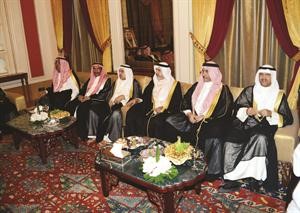 الشيخ جابر الخالد مع عدد من ابناء الاسرة