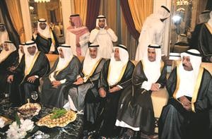  الشيخ مبارك الجابر والشيخ علي الجراحوعدد من ابناء الاسرة