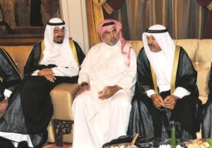 الشيخ حمد صباح الاحمد متوسطا الشيخ احمد العبدالله والشيخ دعيج الخليفة