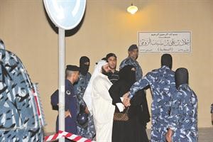لحظة احتجاز النائب وليد الطبطبائي الذي كان في مكان التظاهرة مع حرمه ويبدو الزميل انور الفكر الذي تم توقيفه ايضا
