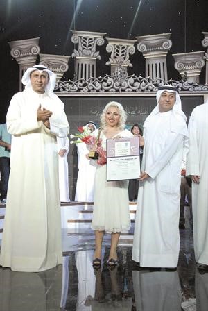 زينب خان تحمل جائزة افضل ممثلة دور اول عن دورها في محطة 50﻿
