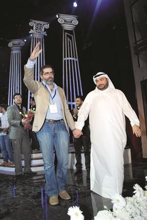 عصام الكاظمي وعبدالله التركماني وجائزة افضل عرض متكامل عن مسرحية مندلي لفرقة الجيل الواعي﻿