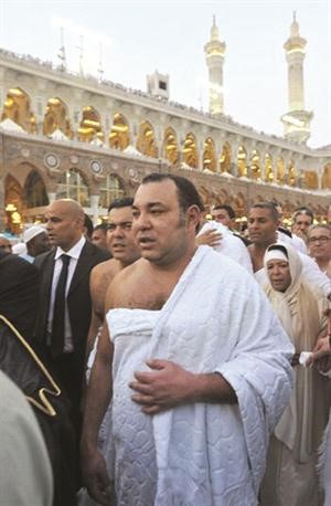 الملك محمد السادس اثناء تاديته مناسك العمرة﻿