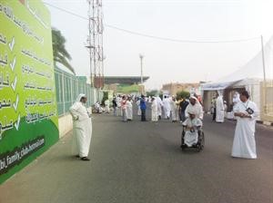 احد الناخبين من ذوي الاحتياجات الخاصة بعد الادلاء بصوته﻿
