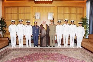 الشيخ احمد الخالد والفريق الركن خالد الجراح والفريق الركن عبدالرحمن العثمان مع الضباط الجدد
