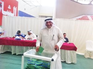احد الناخبين يدلي بصوته في انتخابات النادي العربي﻿
