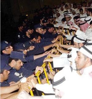 حواجز بين رجال الامن والمتظاهرين
