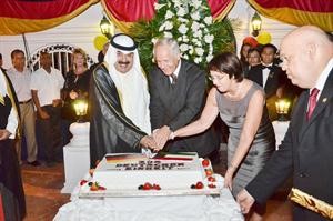 خالد الجارالله يشارك السفير الالماني قطع كيكة الاحتفال﻿