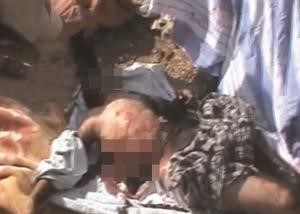جثة احد ضحايا مجزرة اوتايا في ريف دمشق امس 