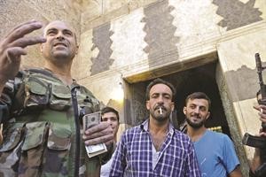احد ضباط الجيش الحر يوزع الرواتب على مقاتليه