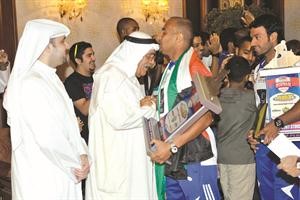 رئيس وفد المنتخب عبدالوهاب العمر يقبل راس اللواء فهد الفهد