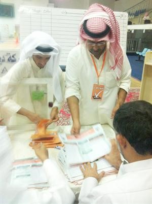 جانب من عملية فرز الاصوات في الجهراء﻿