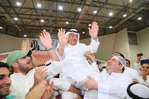 رئيس النادي العربي جمال الكاظمي محمولا على الاكتاف من انصاره﻿