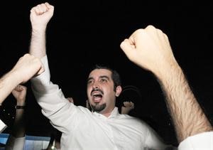 الشيخ تركي خالد اليوسف فرحا بالفوز بالانتخابات﻿