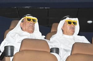 صالح العجيري وعادل السعدون يتابعان الفيلم

