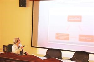 دفاطمة عاشور خلال المحاضرة﻿