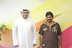 احد الفائزين خلال تسلم جائزته

