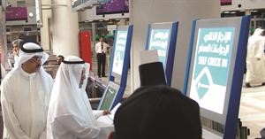 فواز الفرح ومروان بودي خلال تدشين خدمة التسجيل الذاتي في المطار في شهر يونيو الماضي

