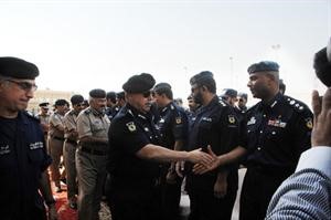 الفريق سليمان الفهد وكبار رجال قيادات الداخلية يصافحون عددا من ضباط القوات الخاصة﻿