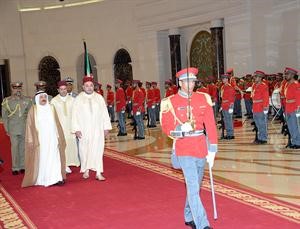 صاحب السمو الامير الشيخ صباح الاحمد مستقبلا العاهل المغربي الملك محمد السادس لدى وصوله﻿