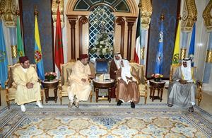 صاحب السمو الامير الشيخ صباح الاحمد خلال المباحثات مع العاهل المغربي بحضور سمو ولي العهد والامير مولاي رشيد﻿
