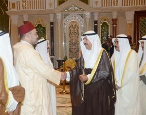 الشيخ جابر العبدالله مرحبا بالعاهل المغربي ويبدو الشيخ فيصل السعود﻿