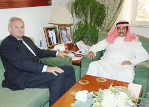 محافظ الاحمدي مستقبلا السفير الهولندي﻿