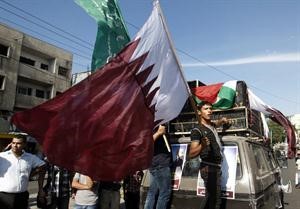 الاعلام القطرية ارتفعت في القطاع في استقبال امير قطر الشيخ حمد بن خليفة